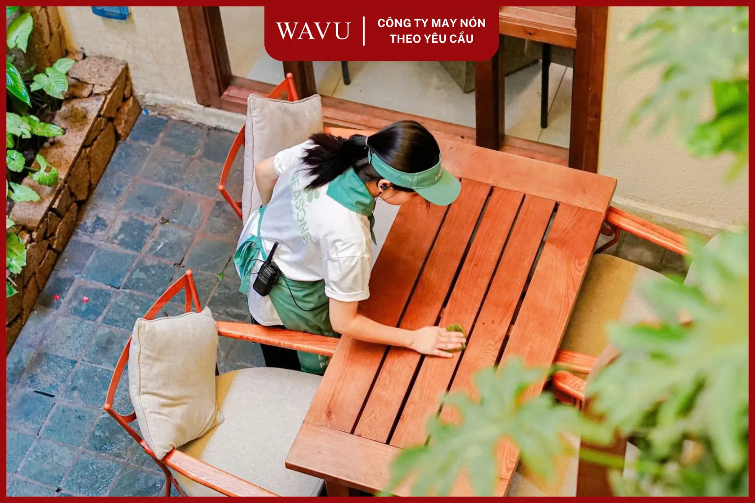 N&oacute;n nửa đầu đồng phục nh&acirc;n vi&ecirc;n c&agrave; ph&ecirc;