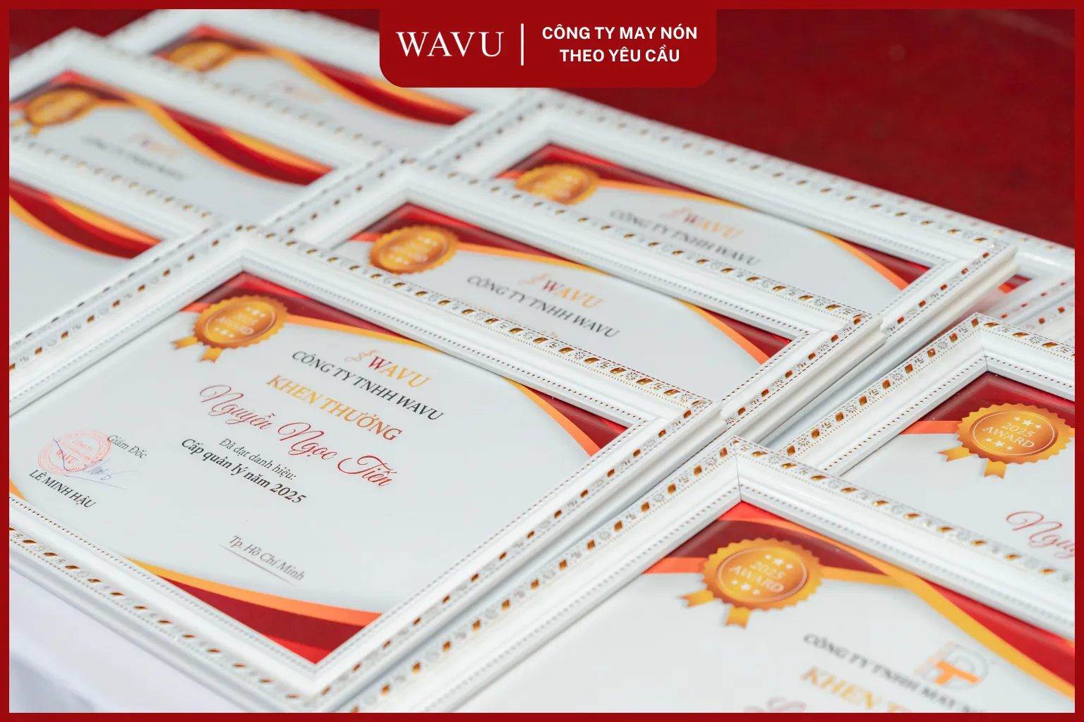 Bằng khen thưởng trao tặng nhân viên xuất sấc