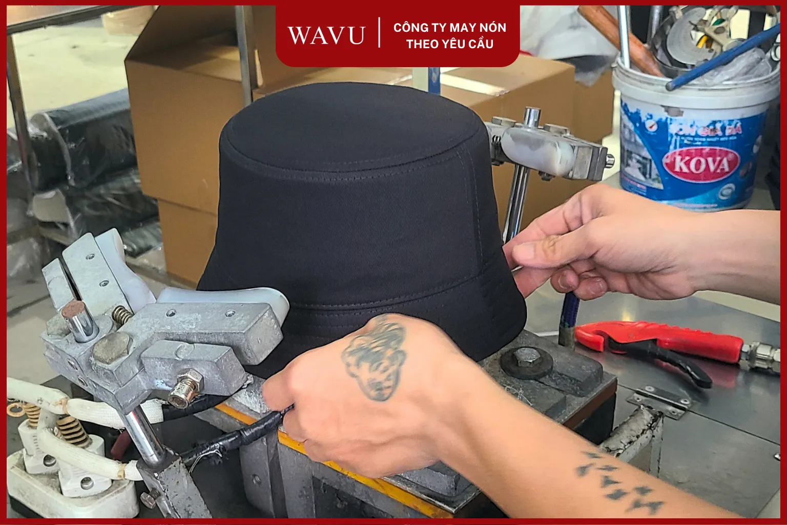 Ủi nón tại xưởng
