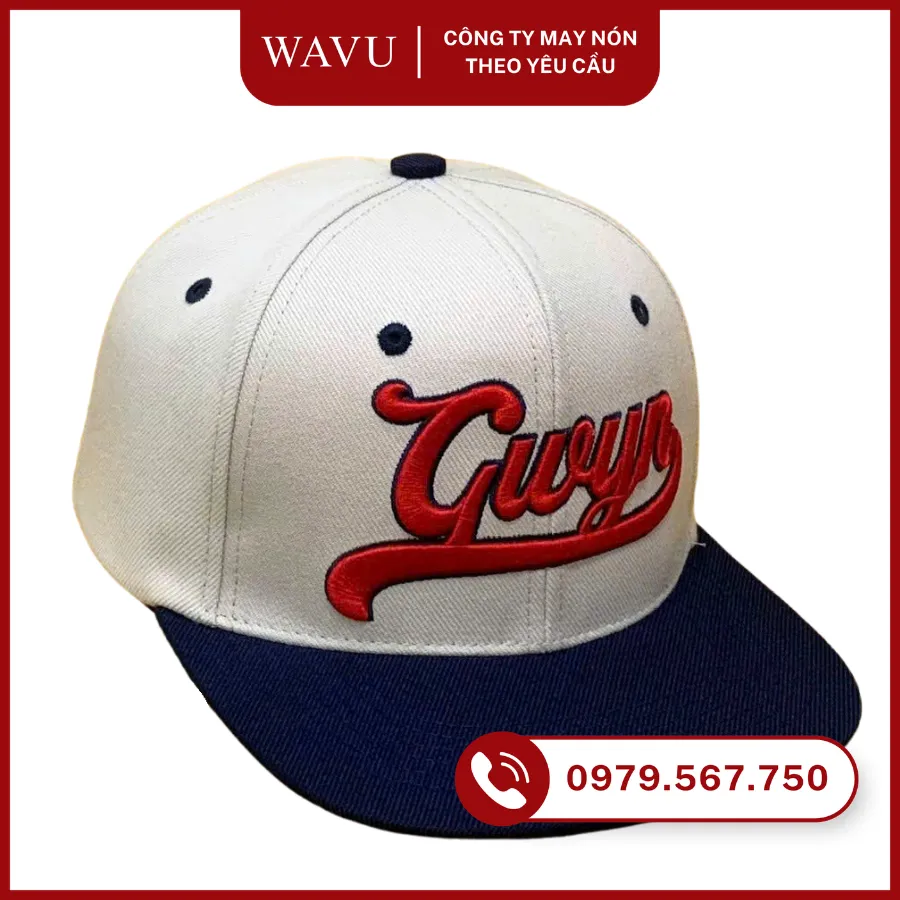 Nón snapback trong bộ merch